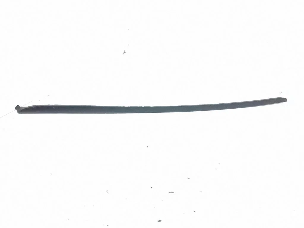 Vējstikla apdare – labā
