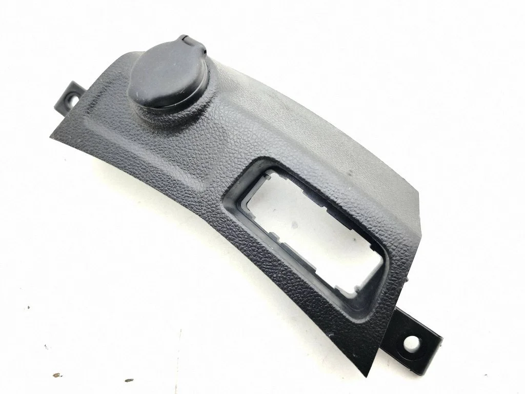 12 V ligzda (priekšā)