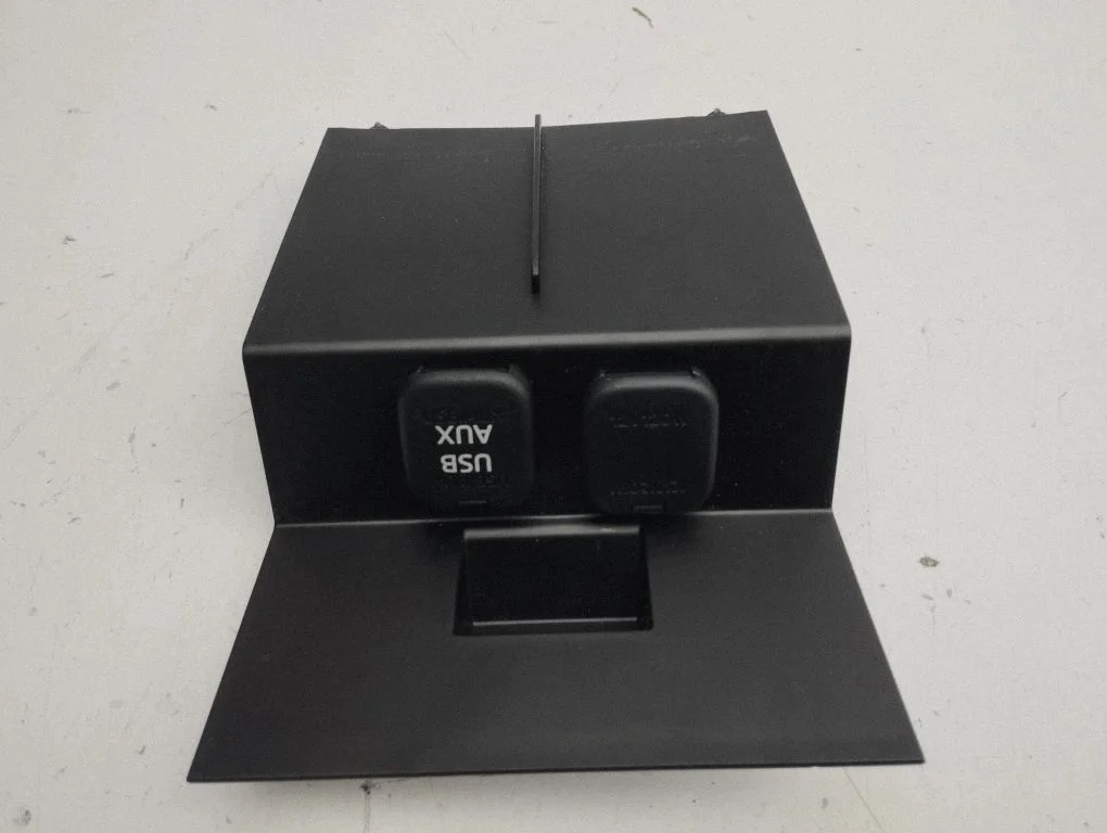 12 V ligzda (priekšā) – Mazda CX-5 (2012-2017)