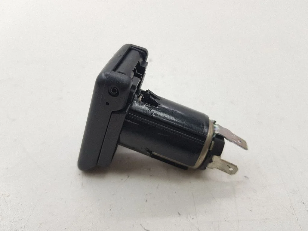 12 V Socket (rear)