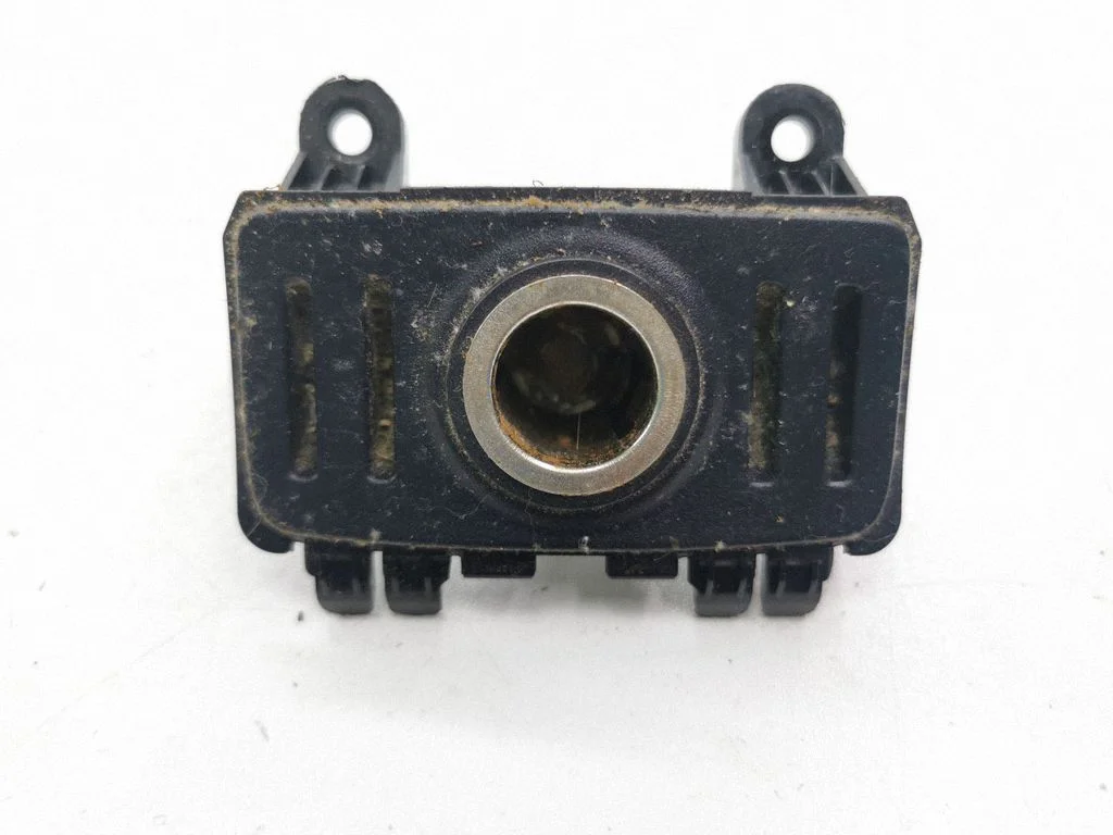 12 V ligzda (aizmugurē) AM51R045L56