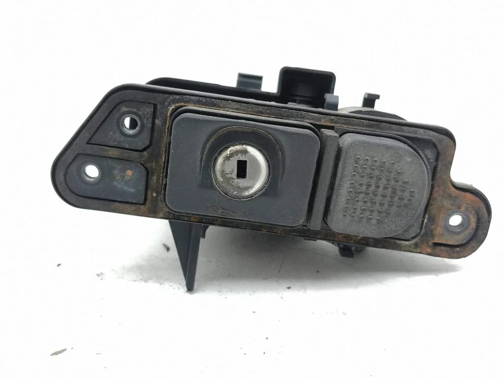 Tailgate opening switch – Mercedes-Benz S-Class W220 (1998-2006)