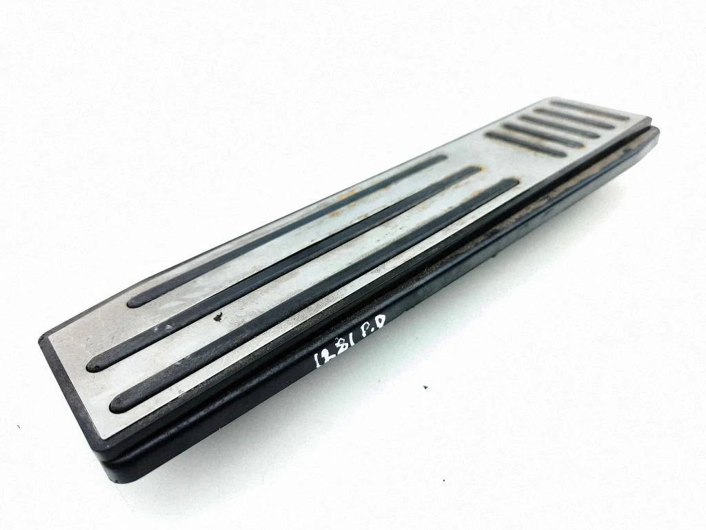 Foot rest pad/dead pedal – Tesla Model S (2012-)