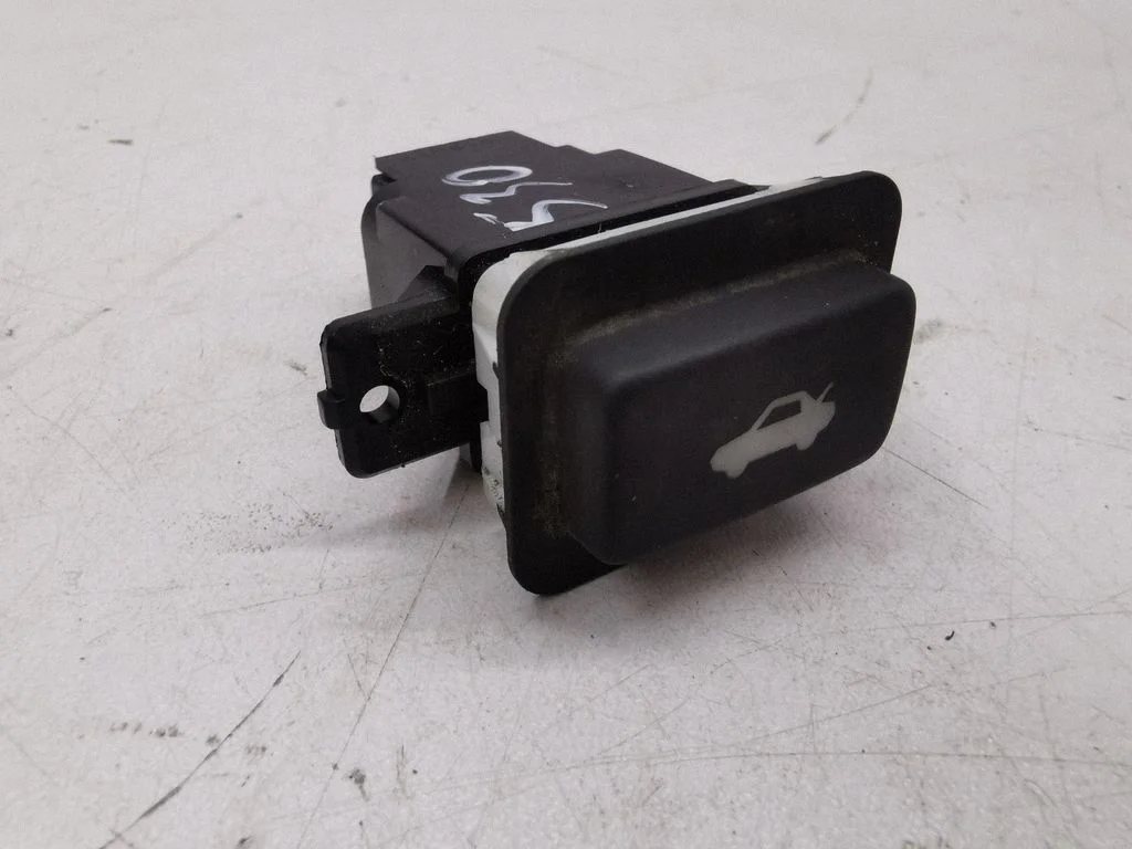 Tailgate opening switch M26983