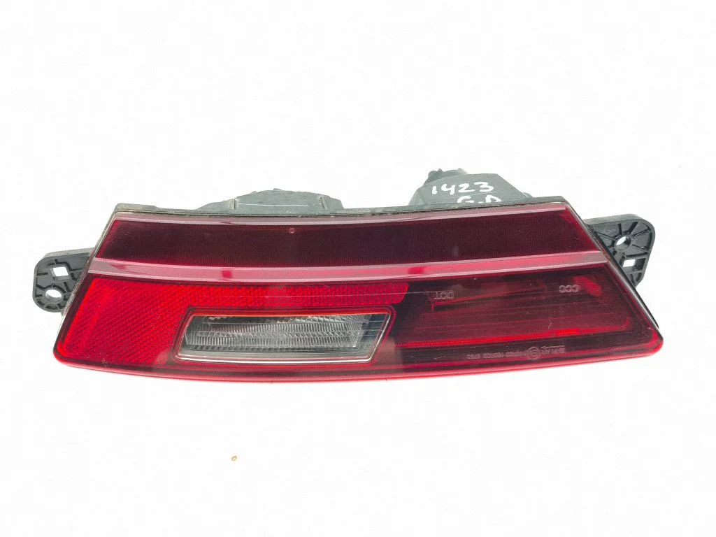 Rear bumper light – right