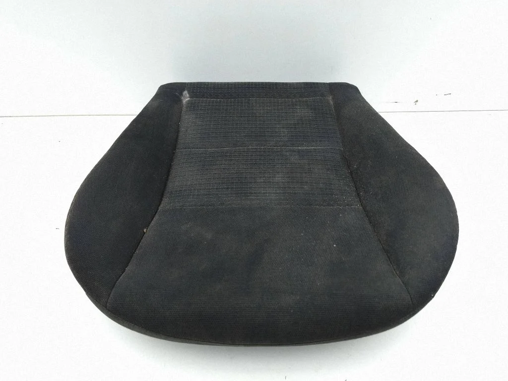 Priekšējā pasažiera sēdekļa pamatne – labā