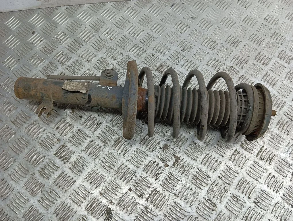 Front shock absorber with coil spring – Peugeot 2008 I (2013-2019)