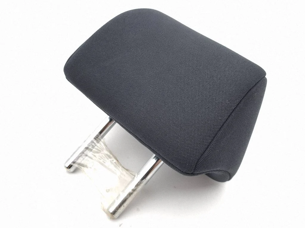 Rear seat headrest – centre