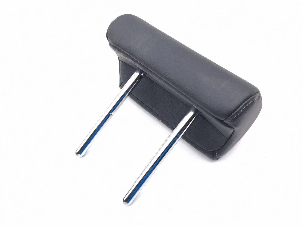Rear seat headrest – centre