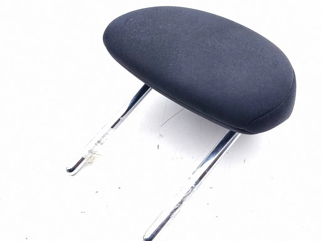 Rear seat headrest – centre