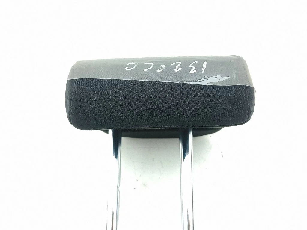 Rear seat headrest – centre