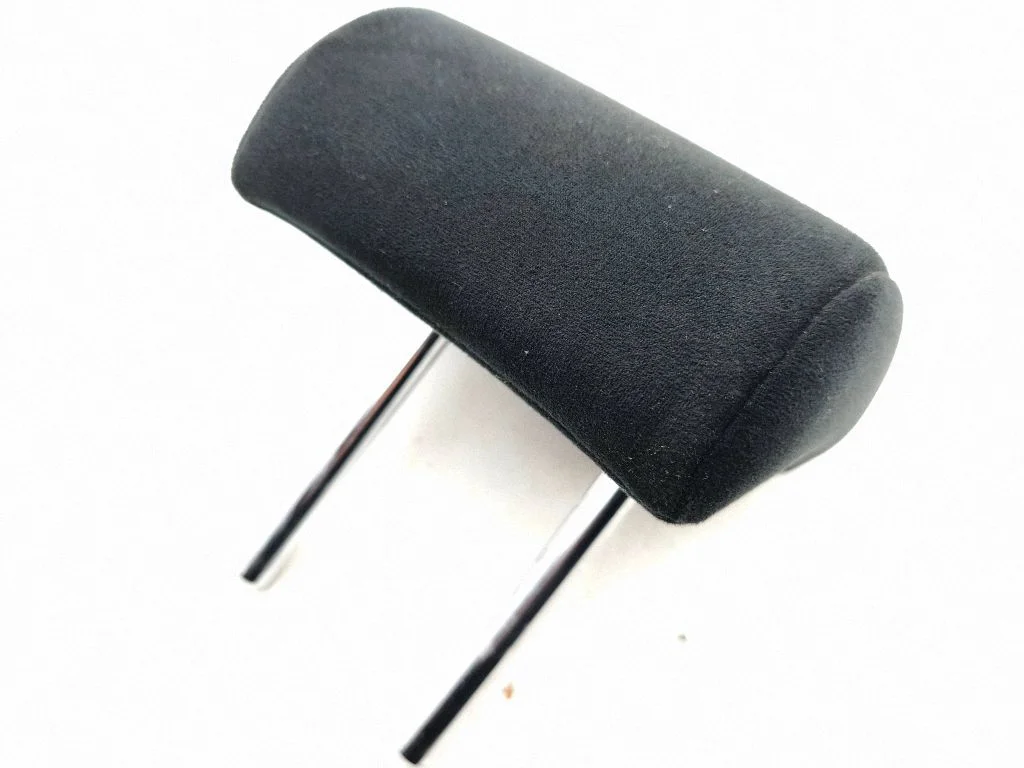 Rear seat headrest – centre
