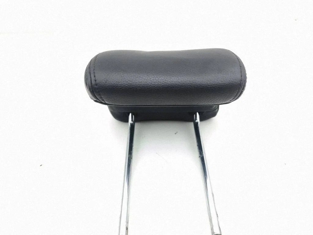 Rear seat headrest – centre