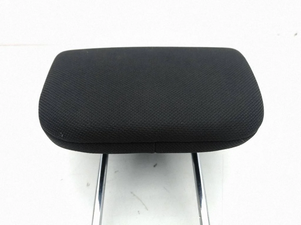 Rear seat headrest – centre