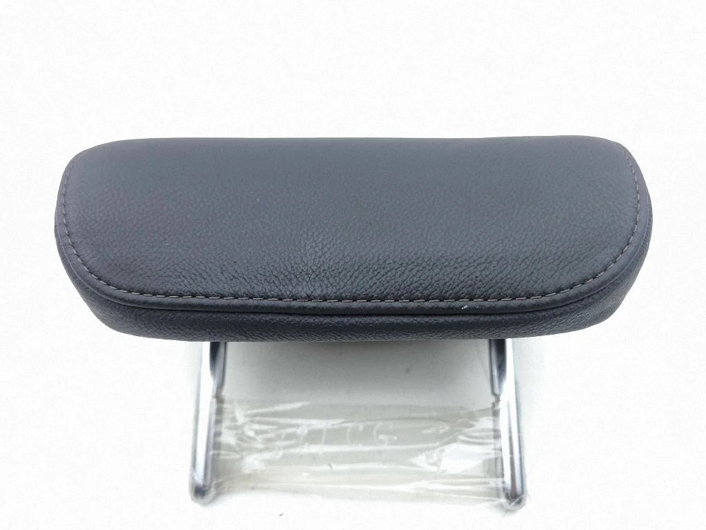 Rear seat headrest – centre
