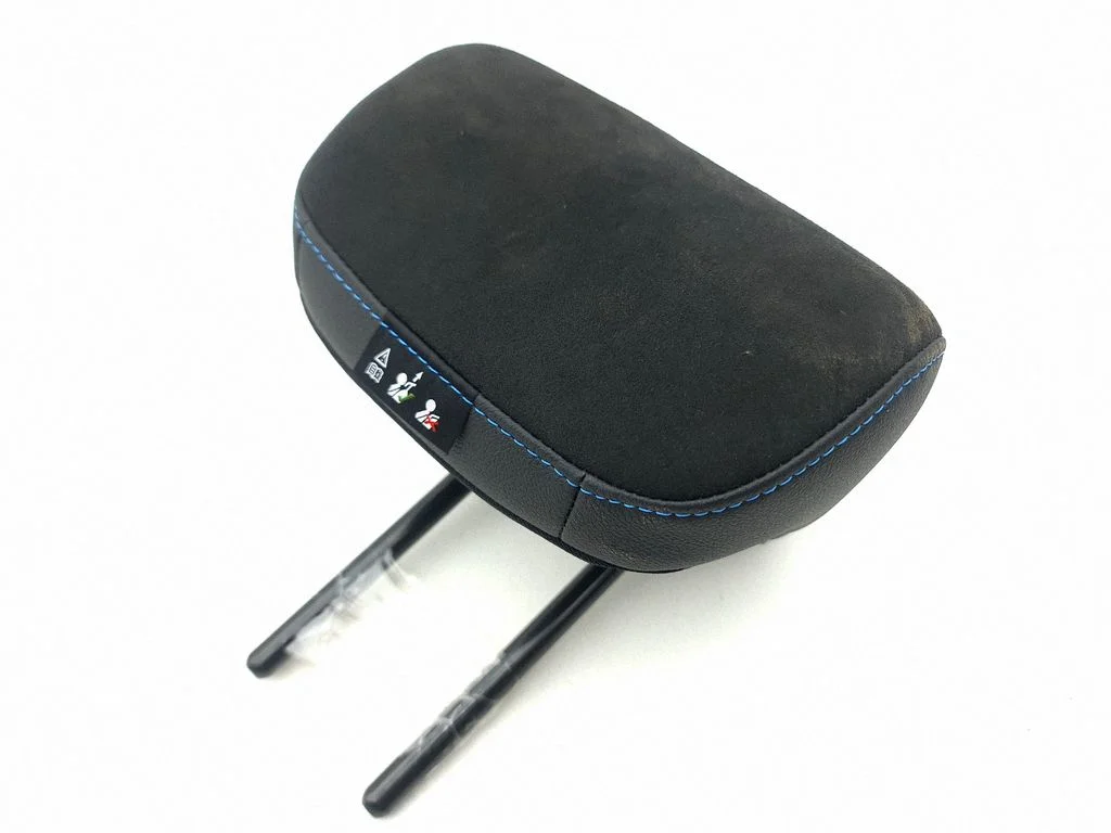Rear seat headrest – centre