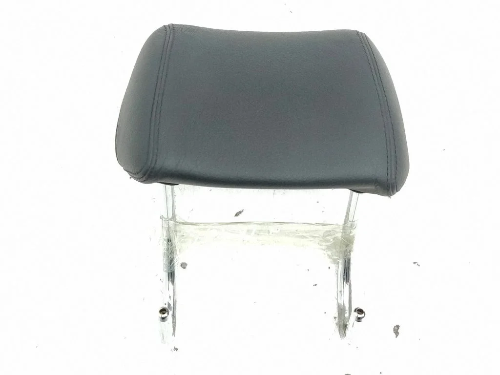 Rear seat headrest – centre