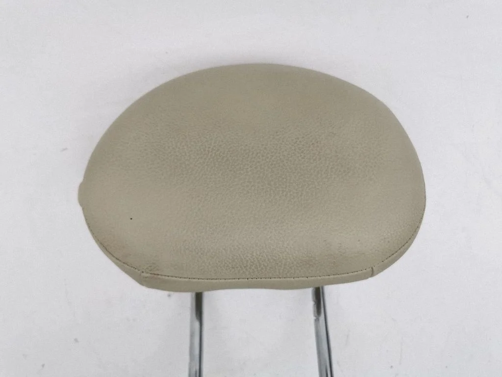 Rear seat headrest