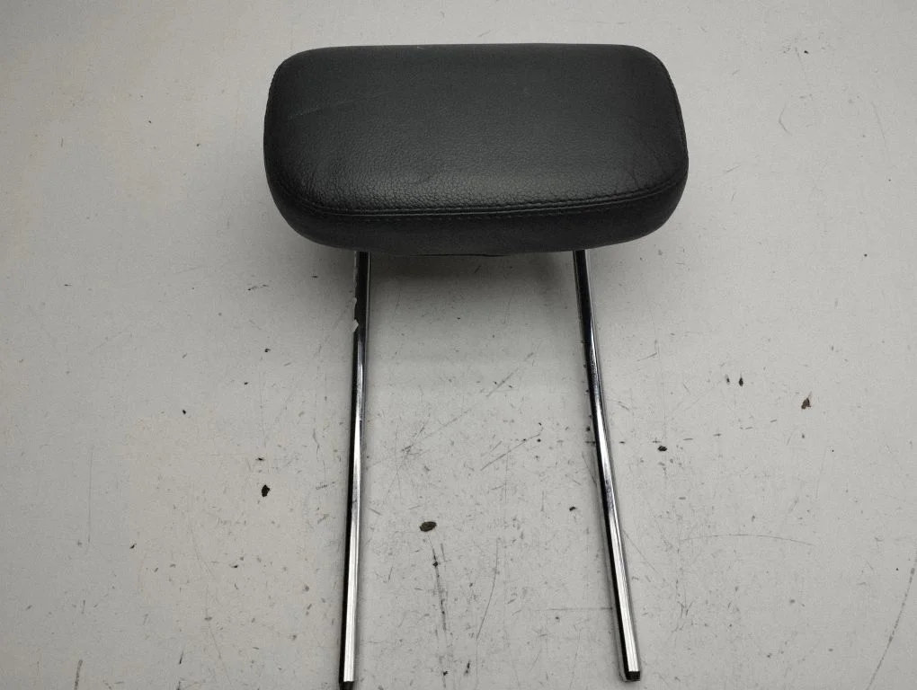 Aizmugurējā sēdekļa galvas balsts – labā