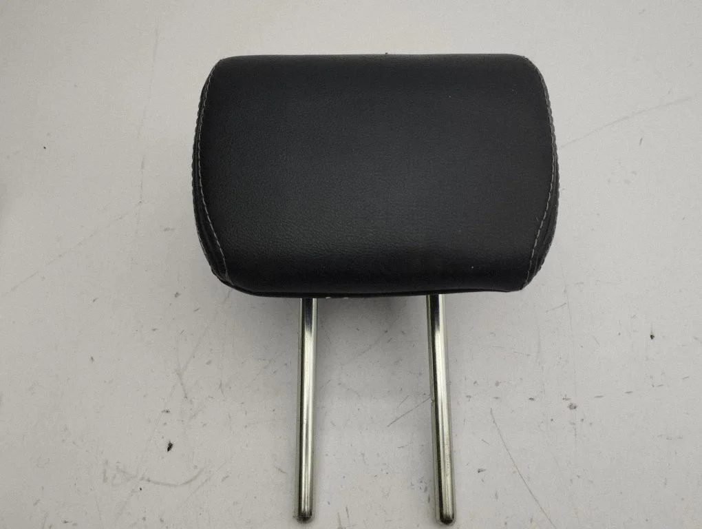 Rear seat headrest – centre