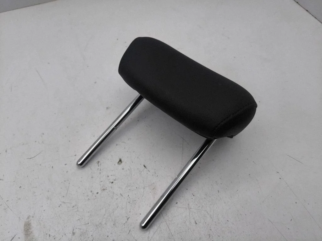 Rear seat headrest – centre