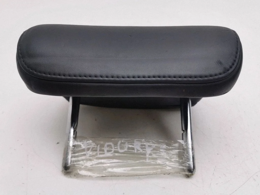 Rear seat headrest – centre