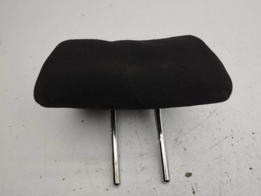 Rear seat headrest – centre