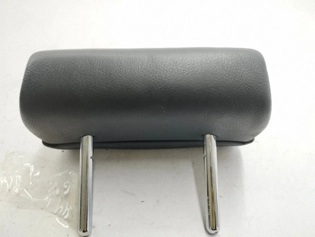 Rear seat headrest – centre