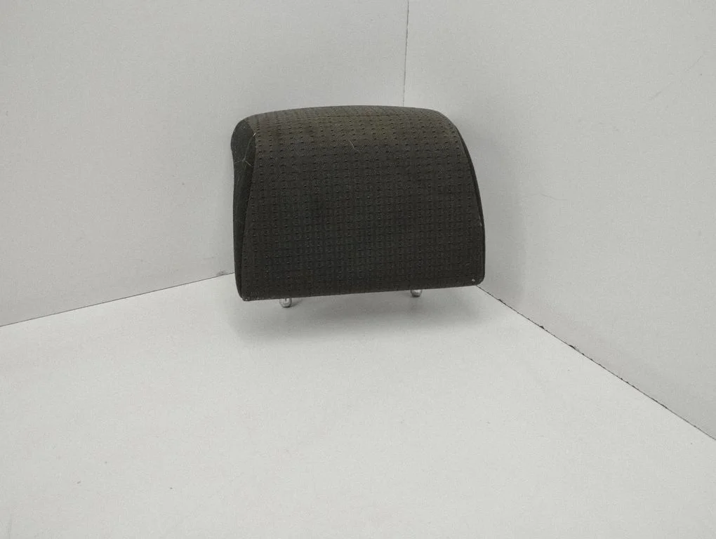 Rear seat headrest – centre