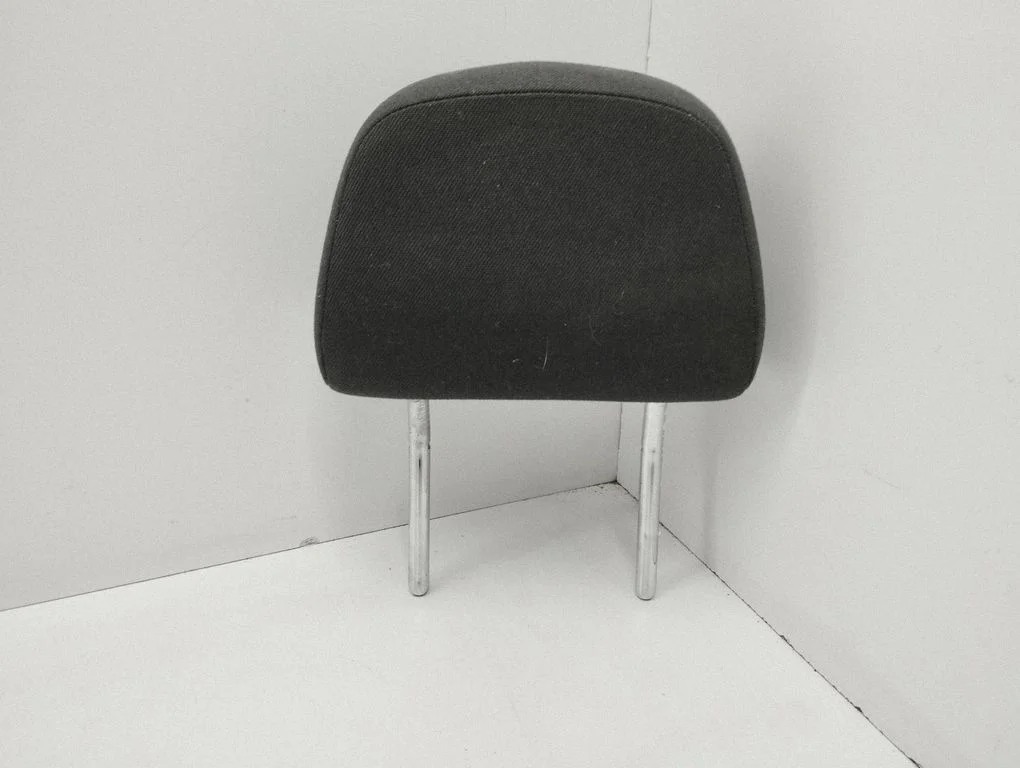 Rear seat headrest