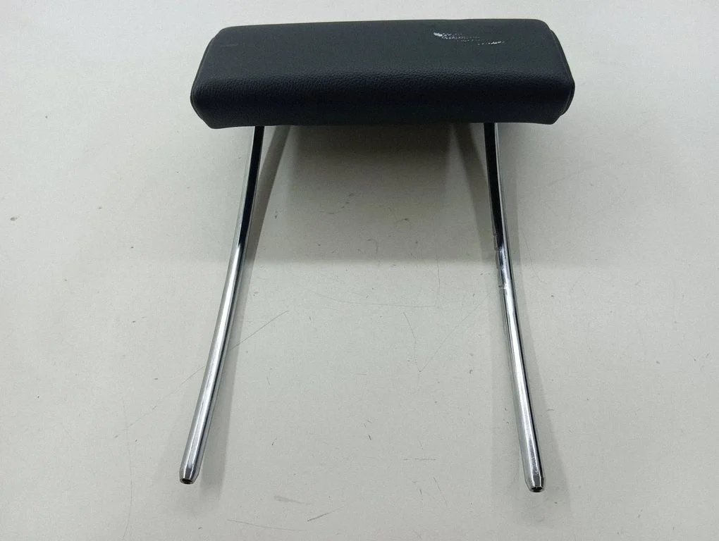 Rear seat headrest – centre