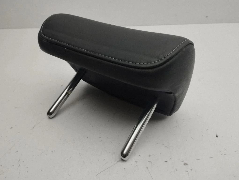 Rear seat headrest – centre
