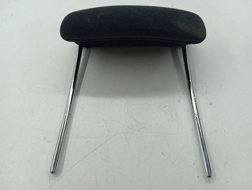 Rear seat headrest – centre