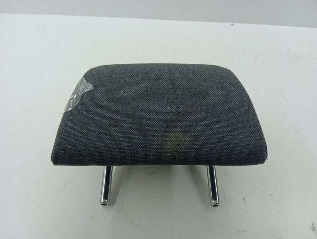 Rear seat headrest – centre