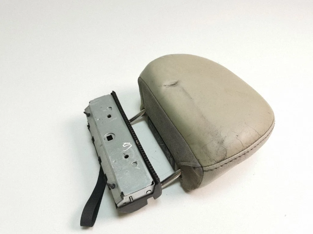 Rear seat headrest 8686714