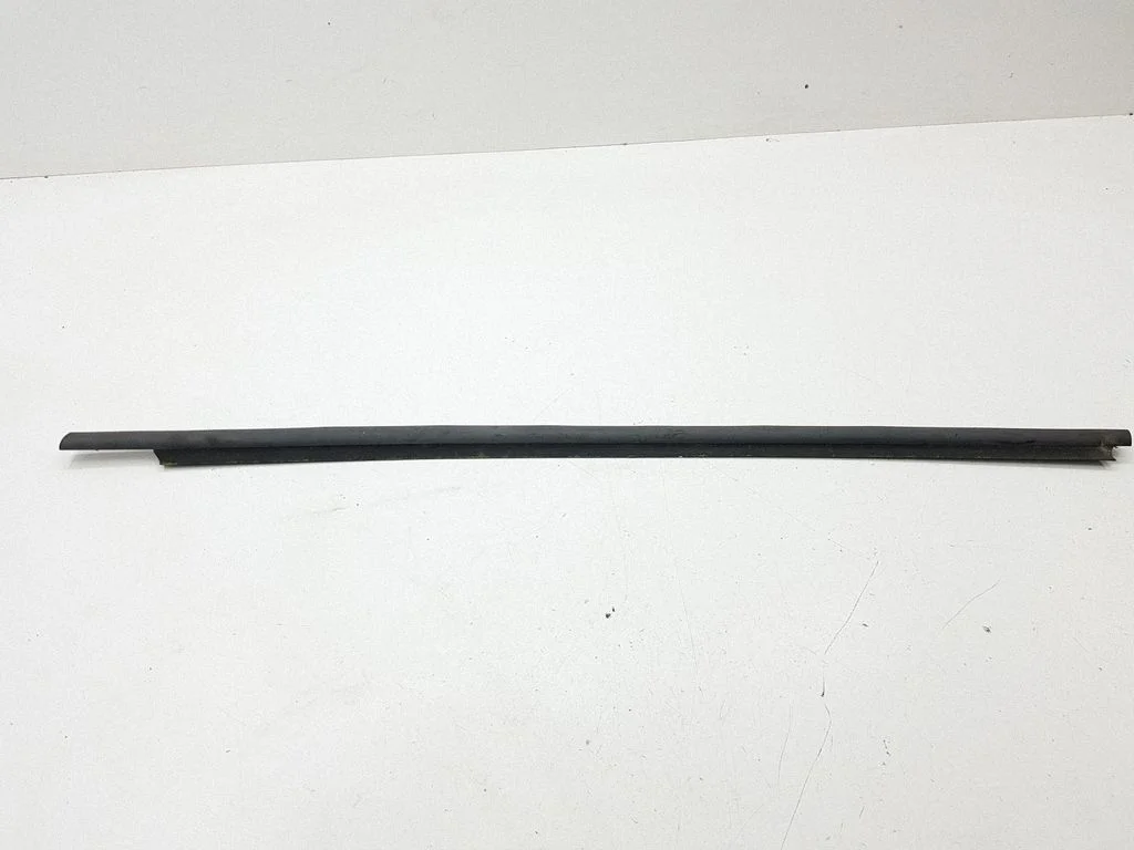 Priekšējo durvju stikla apdare LH009153529