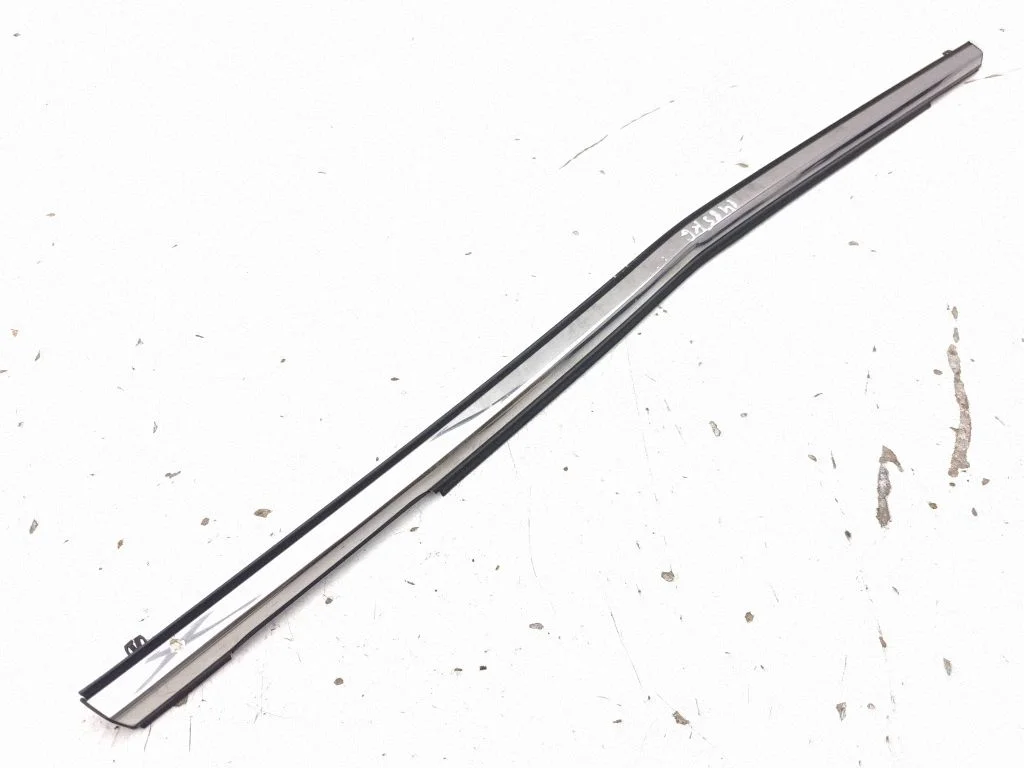 Listwa szyby drzwi tylnych EG21RRL