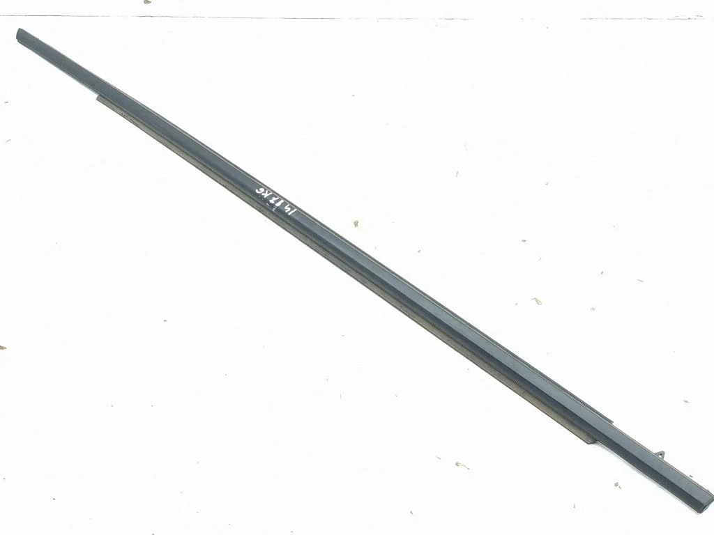 Listwa szyby drzwi tylnych – lewa