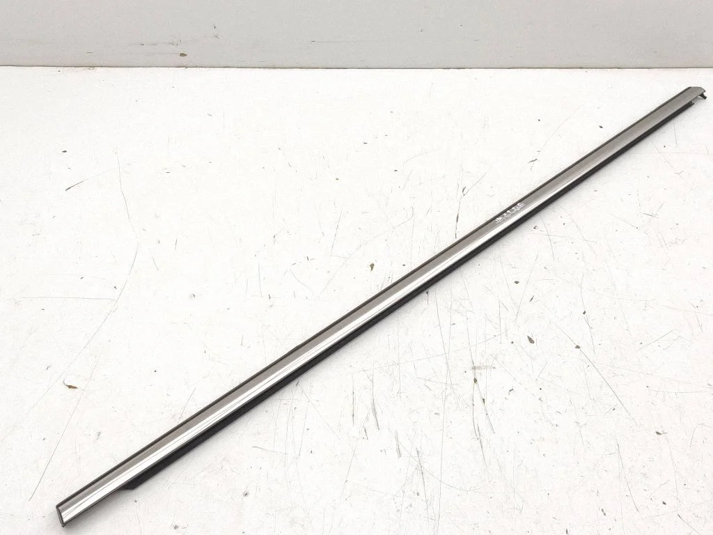 Rear door glass trim molding 3J0839476B