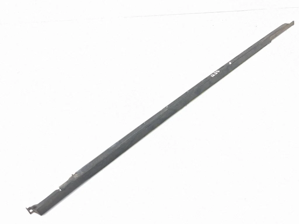 Tagaukse klaasi liist K8D2246A32AD