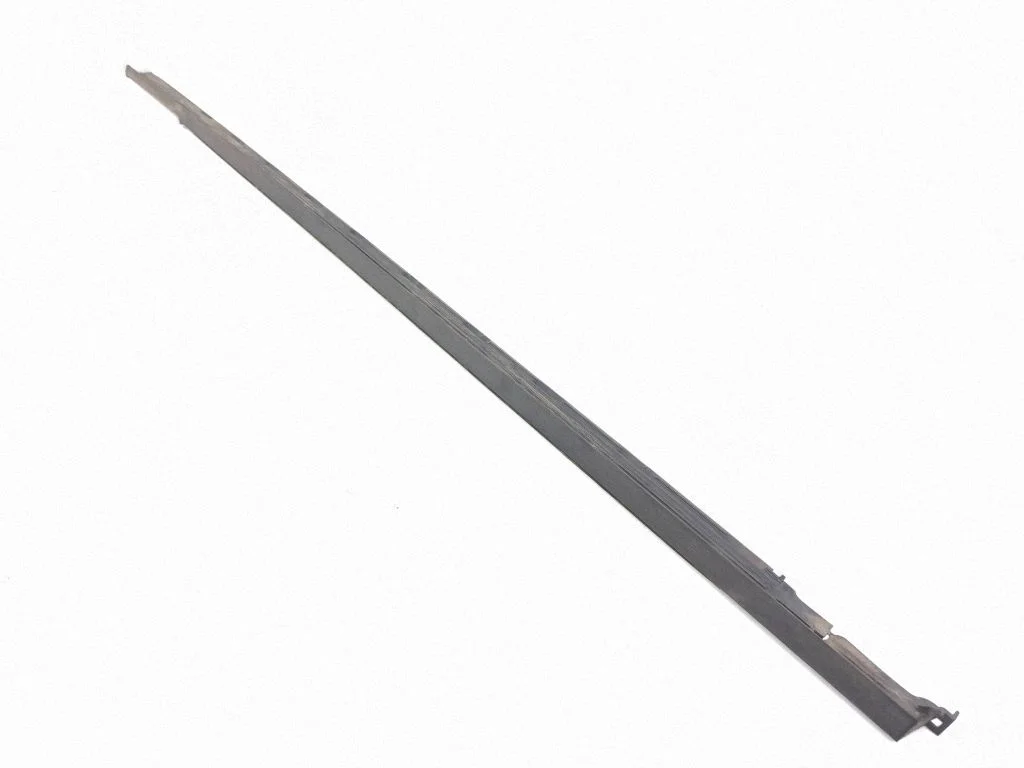 Tagaukse klaasi liist K8D2246A33AD