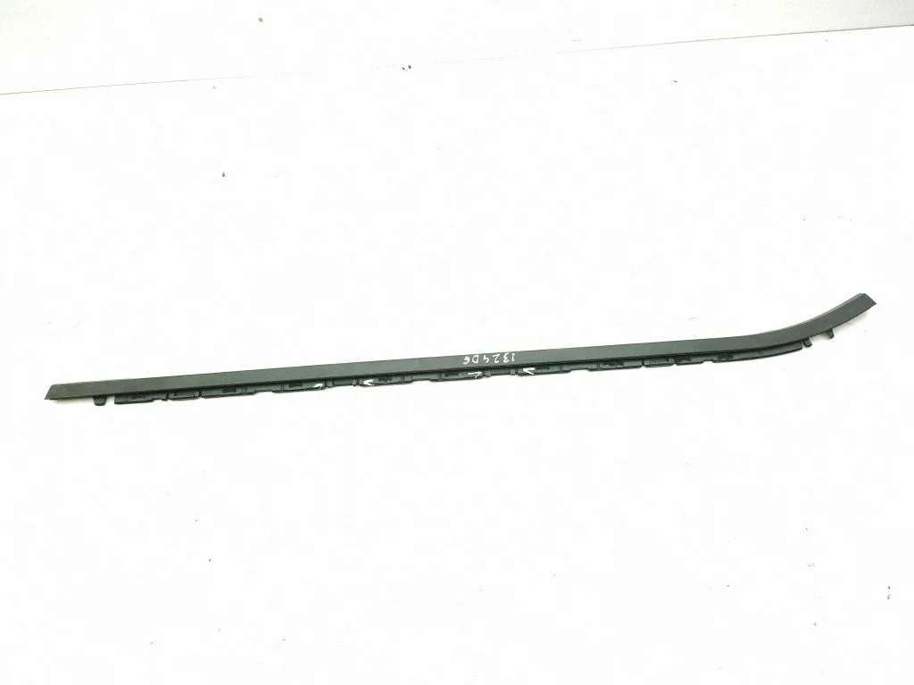Tagaukse klaasi liist 828213136R