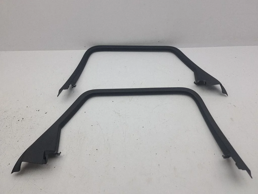 Rear door glass trim molding 8W9867671