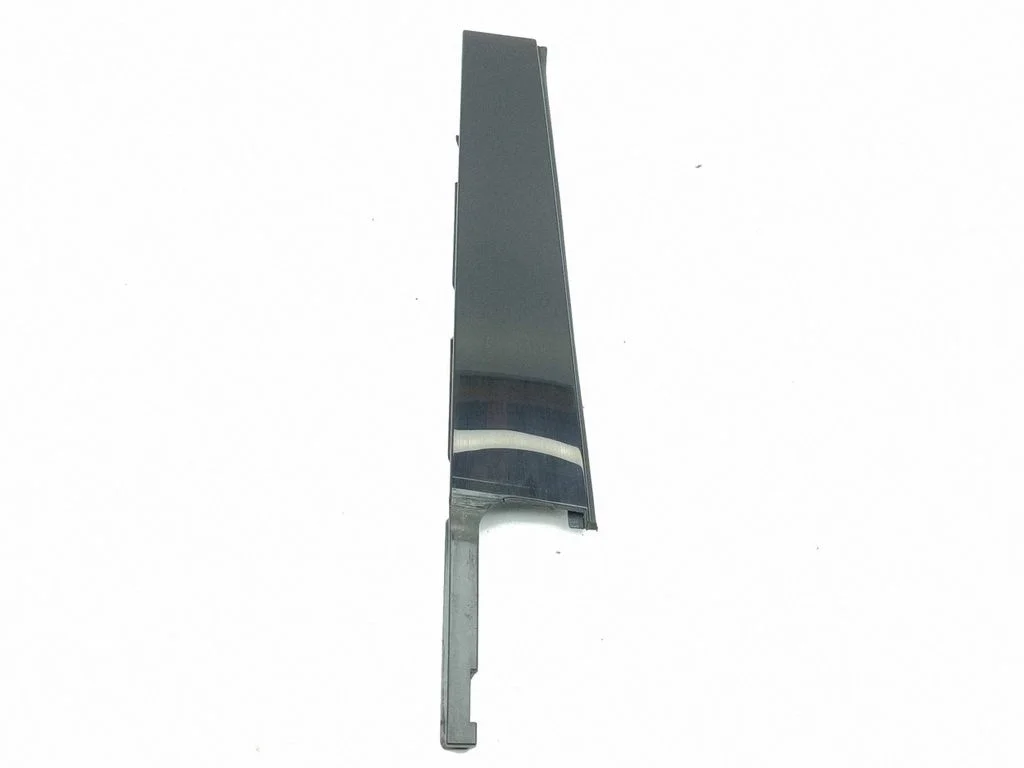Rear door glass trim molding 575839902A