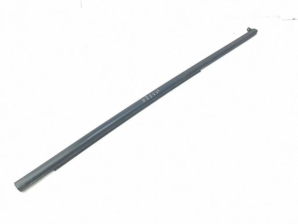 Listwa szyby drzwi tylnych – Mitsubishi Pajero Sport I (1996-2008)