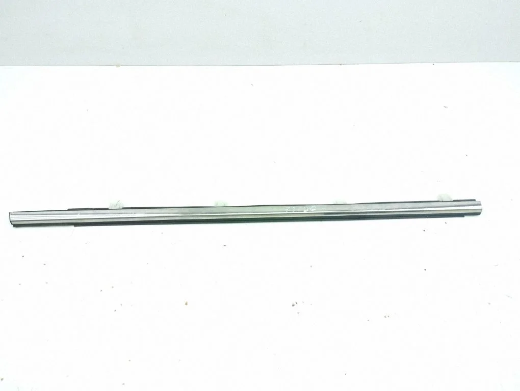 Aizmugurējo durvju stikla apdare – labā