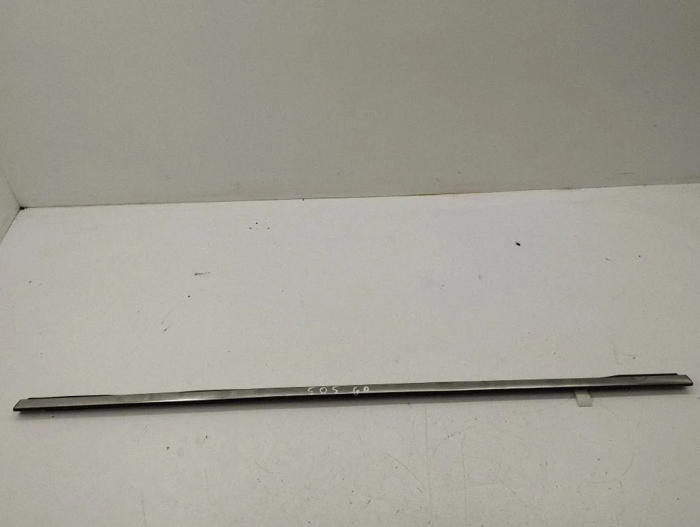 Rear door glass trim molding – right
