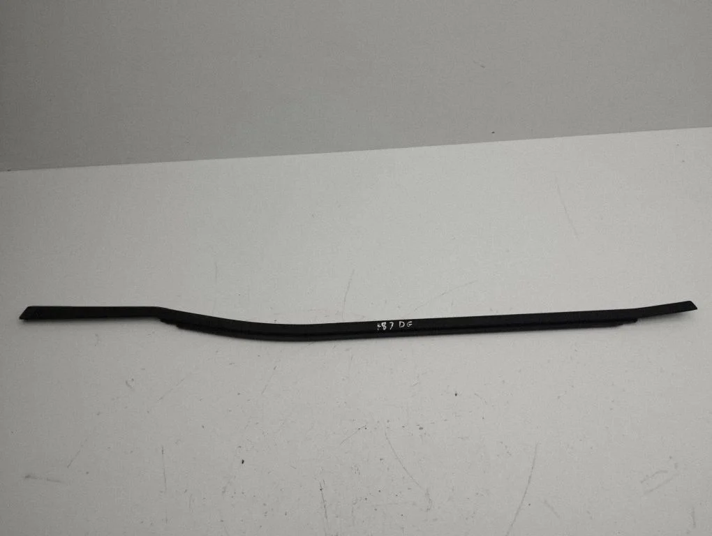 Tagaukse klaasi liist 828203955R