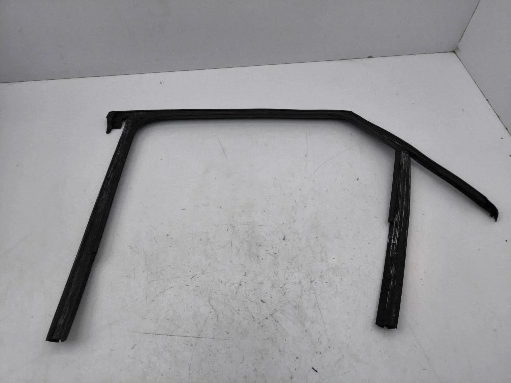 Rear door glass trim molding 82G839440