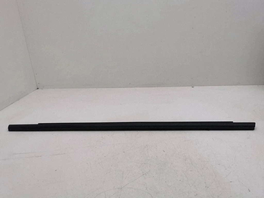 Rear door glass trim molding 4G8853764D
